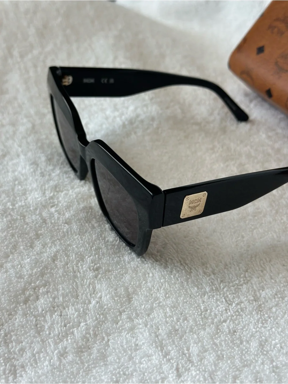 Full Inclusion MCM Black Sunglasses - Authenticated by Poizon - Picture 5 of 12